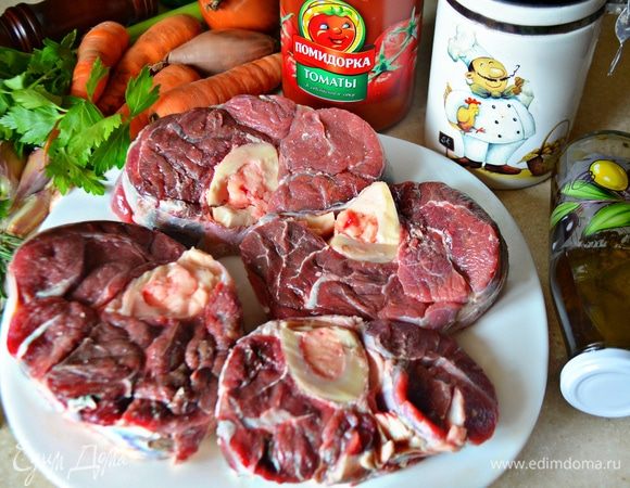 Подготовить продукты. Мясо промыть, обсушить бумажными полотенцами, посолить, приправить мускатным орехом и перцем.