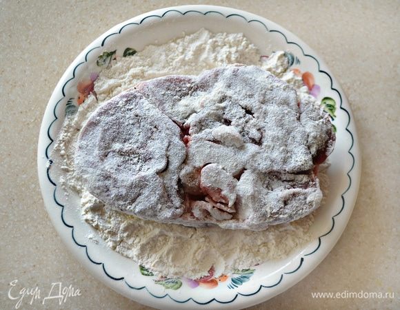 Хорошо обвалять мясо со всех сторон в муке, лишнюю стряхнуть.