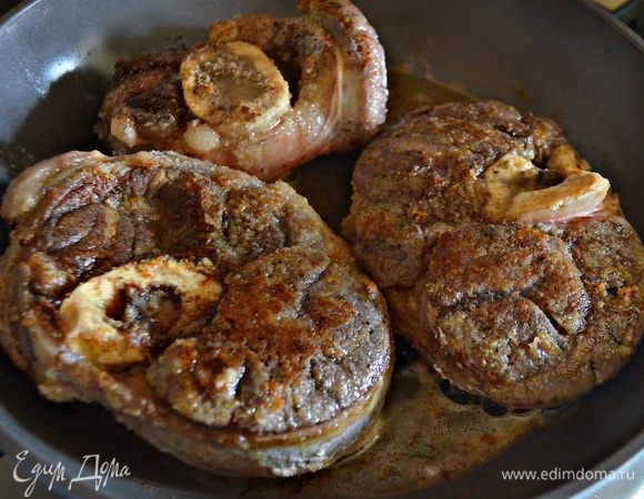 В сковороде разогреть сливочное и оливковое масла. Обжарить на сильном огне стейки с двух сторон до румяной корочки. Переложить мясо в сотейник и накрыть крышкой.