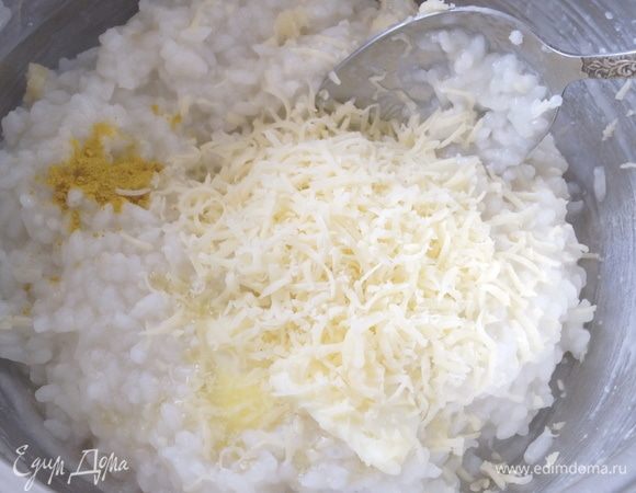 Рис нужно использовать только круглозерный. Его отваривают в небольшом количестве подсоленной воды. Рис не должен развариться, поэтому вода подливается к рису постепенно. Нужно сварить вязкую массу с минимумом жидкости. В готовый горячий рис добавляется тертый сыр, куркума и сливочное масло. Масса тщательно перемешивается.