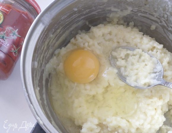 После того, как рис остынет, в него нужно добавить яйцо и тщательно перемешать.