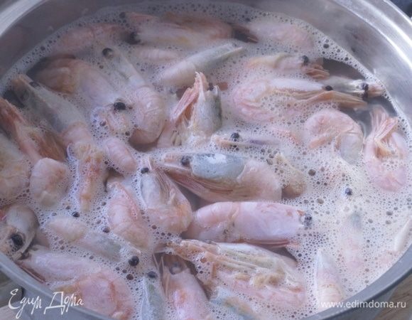 Отварить креветки в кипящей воде 2–3 минуты. Откинуть на дуршлаг.