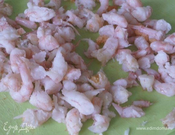 Очистить креветки и мелко порубить.