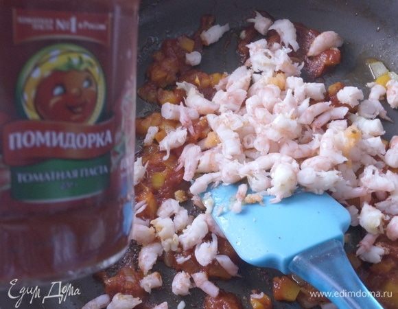 Добавить креветки, посолить и поперчить. Готовить пару минут.