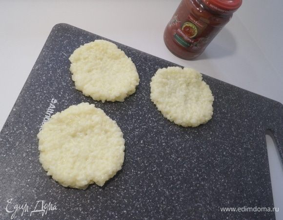 Сформировать из рисовой массы лепешки. На середину выложить начинку. Удобнее всего делать лепешки в руках, смоченных в воде.