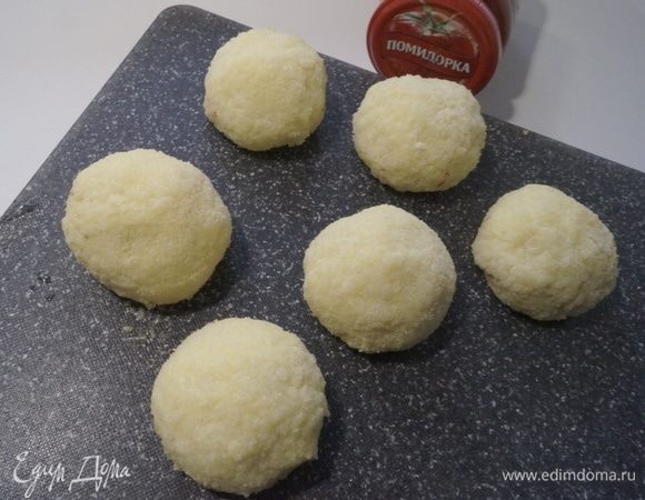 Сформировать шарики, окунуть их во взбитое яйцо и обвалять в муке или панировочных сухарях.