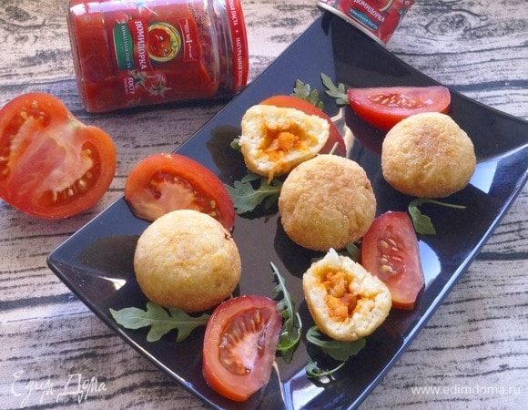 Жарить подготовленные шарики во фритюре до золотистого цвета. Готовые аранчини выложить на бумажные салфетки, чтобы стек лишний жир.