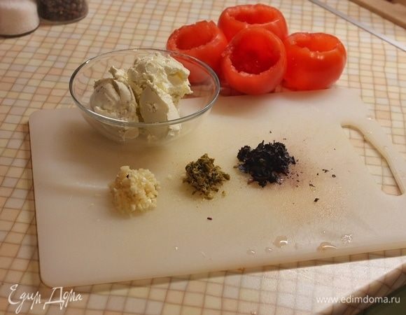 Мелко рубим чеснок, каперсы и 2 веточки базилика (последнюю мы оставим для соуса). Смешать со сливочным сыром. Натираем пармезан и добавляем 2/3 части в сырную смесь. Еще раз перемешиваем.