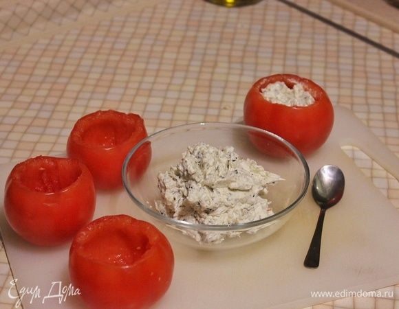 Равномерно начиняем помидоры получившейся смесью.