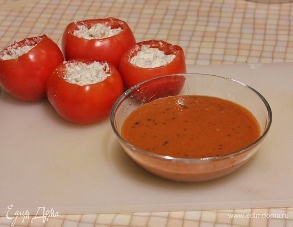 Готовим соус. В мякоть помидоров добавляем томатную пасту ТМ «Помидорка», оставшийся базилик, сушеные итальянские травы, оливковое масло. Посолить и поперчить. Соус можно взбить блендером или самостоятельно мелко порубить мякоть с базиликом, тщательно перемешав. Если соус получился слишком густым, можно разбавить его небольшим количеством воды или бульона.