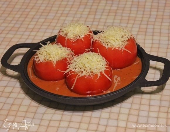 Выливаем готовый соус в жаропрочную форму (у меня чугунная сковорода). Выкладываем начиненные помидоры в соус и посыпаем сверху оставшейся частью сыра. Убираем форму в предварительно разогретый до 200°C духовой шкаф на 20 минут. Закуска или, как говорят итальянцы, антипасто готова. Можно подавать как в горячем, так и в холодном виде. К блюду можно добавить свежую хрустящую чиабатту, обмакнув ее в томатный соус. Приятного аппетита!