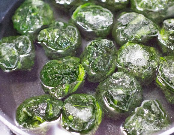 Для зеленого теста шпинат отварить в кипящей воде несколько минут до потери упругости.