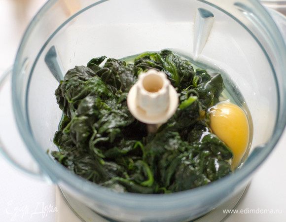 Поместить шпинат в чашу блендера вместе с яйцом и хорошенько измельчить.