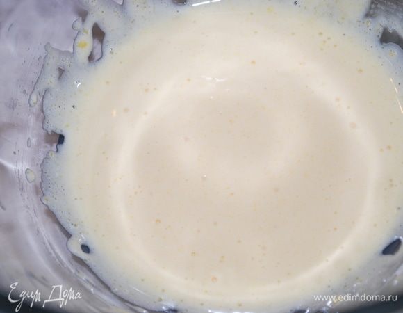 Взбиваем желтки (50 г) с сахаром (20 г) миксером до состояния стойких желтков. Муку (125 г) смешиваем с разрыхлителем (4 г). Массы для кекса готовы.