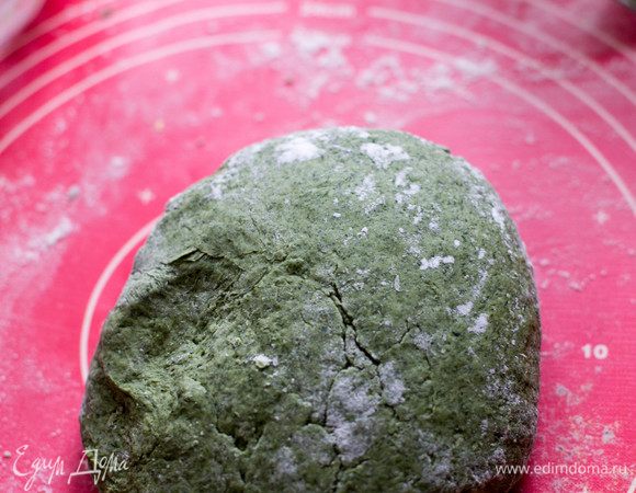 Пока готовится начинка, неплохо бы тесто завернуть в пищевую пленку и охладить в течение получаса.