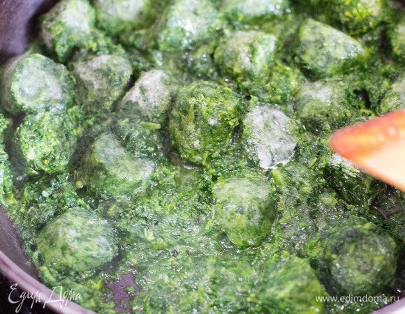 Готовим начинку. Шпинат пассировать на сковороде с каплей масла до уменьшения в объеме.