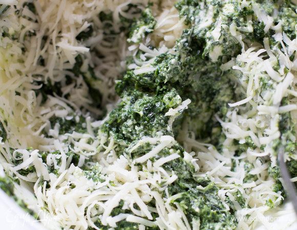 Смешать шпинат с рикоттой, желтком и пармезаном. Добавить специи по вкусу.