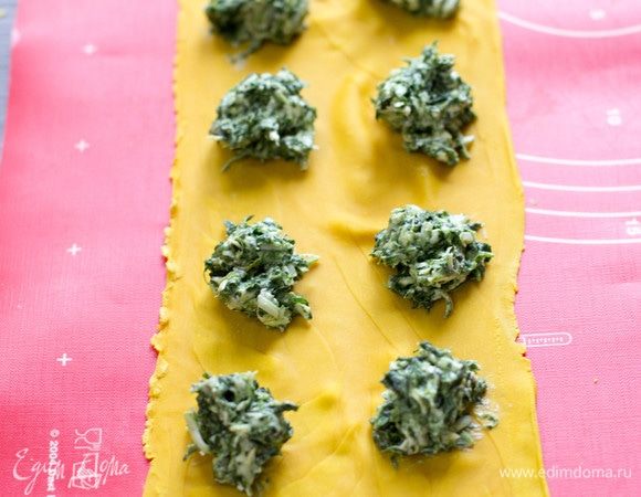 На тесто выложить начинку шариками.