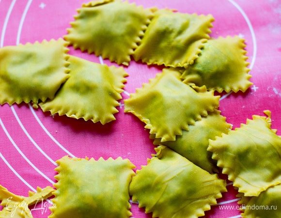 Готовые равиоли из теста с куркумой.