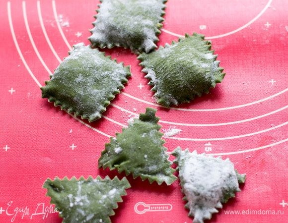 Готовые равиоли из теста со шпинатом.