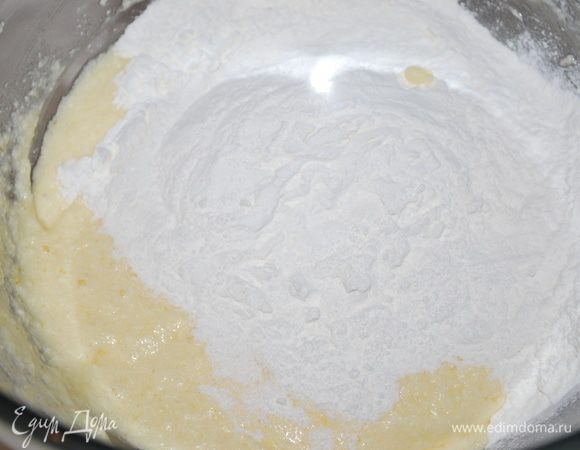 Теперь к этой массе добавляем муку с разрыхлителем частями, перемешиваем лопаткой снизу вверх.
