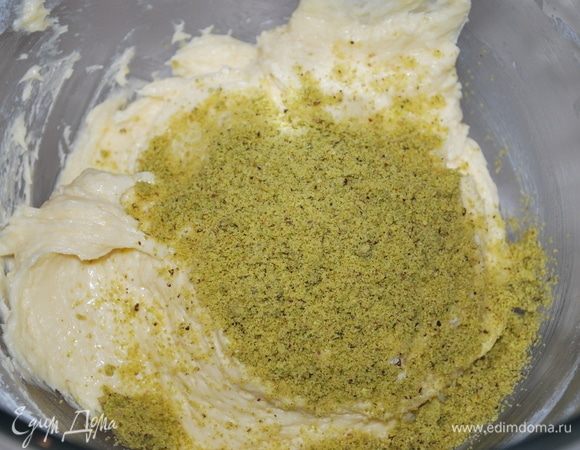 И в конце тесто ароматизируем фисташковой мукой (30 г), все аккуратно перемешиваем. Фисташковая мука — это перемолотые фисташки. В оригинальном рецепте фисташковая паста, я заменила на муку.