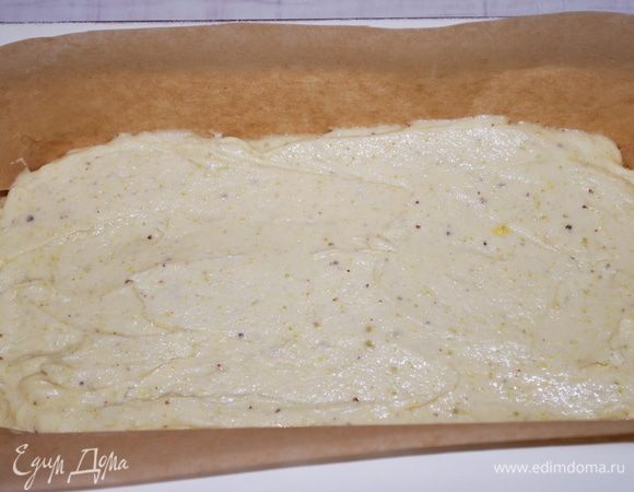 Форму смазываем, кладем сверху пергамент (за счет пергамента легко достанем кекс из формы после пропитки). Выкладываем тесто в форму. Ставим выпекать в духовку примерно на 45–50 минут при 160°C.