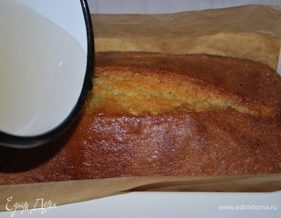 Готовый горячий кекс пропитываем сиропом. Сироп: воду (150 г) с сахаром (100 г) доводим до кипения, можно добавить ром, я не стала добавлять. Даем кексу полностью остыть и украшаем фисташками.