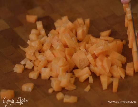 Морковь почистить и нарезать маленькими кубиками.