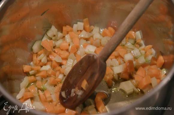 Разогреть в кастрюле оливковое масло и обжарить подготовленные овощи.