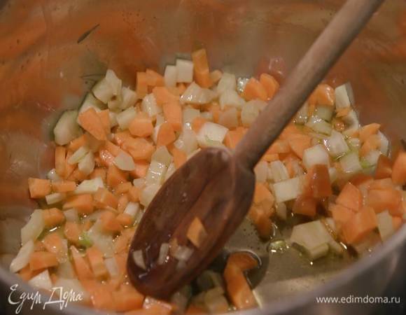 Разогреть в кастрюле оливковое масло и обжарить подготовленные овощи.