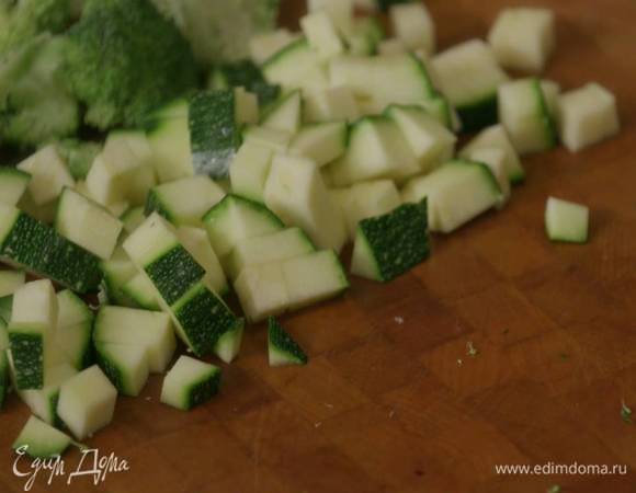 Цукини нарезать небольшими кубиками.