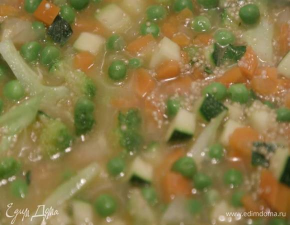 Когда киноа будет почти готова, добавить в кастрюлю цукини, брокколи и варить еще 3–4 минуты, затем перемешать, влить еще немного бульона, добавить размороженный горошек, соль, душистый перец и листья тимьяна, еще раз все перемешать и прогревать еще пару минут.