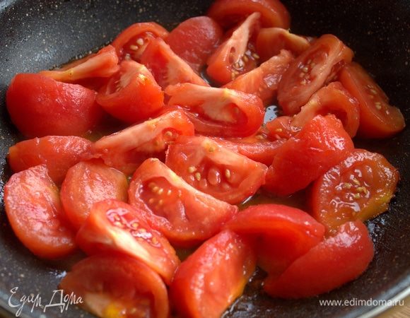 Нарезать дольками и перенести в сковороду.