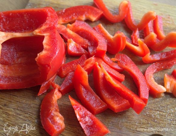 Перцы нарезать соломкой.
