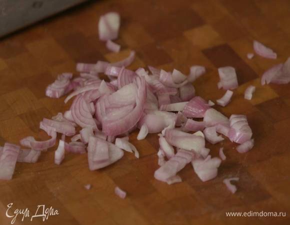 Шалот почистить и мелко порубить.