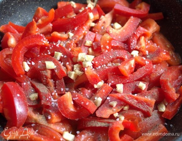 Покрошить к овощам чеснок, добавить соль, перец, табаско или чили. Начинаем тушить.
