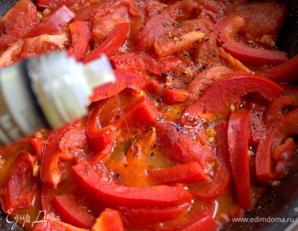 Влить оливковое масло.