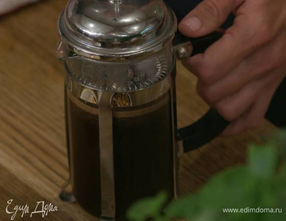 Кофе всыпать во френч-пресс и залить 200 мл кипятка.