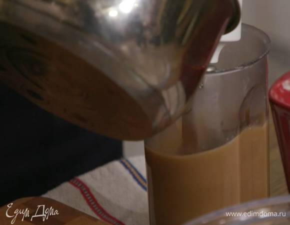 Яйца взбить блендером с насадкой-венчиком, затем, не прекращая взбивать, тонкой струйкой влить половину кофейно-сливочной массы.