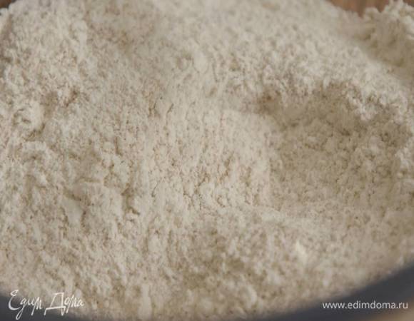 Оба вида муки всыпать в глубокую миску и перемешать с разрыхлителем и солью.