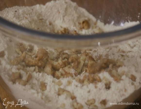 Отложить часть орехов для украшения, остальные поломать руками и добавить к муке.