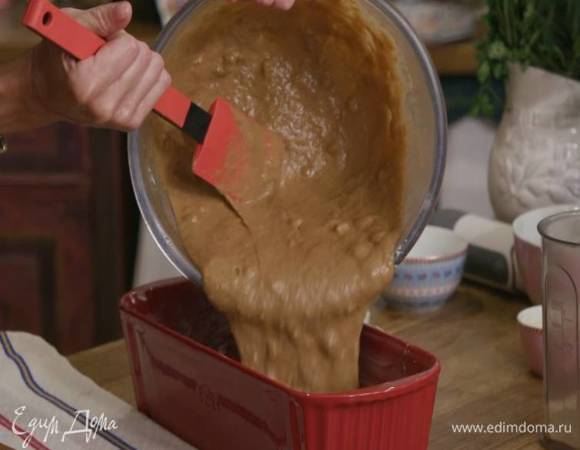 Продолговатую форму для кекса смазать оставшимся сливочным маслом, выложить тесто и разровнять его.