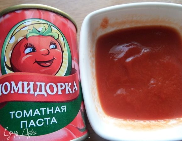 Развести томатную пасту водой и влить в сковороду.