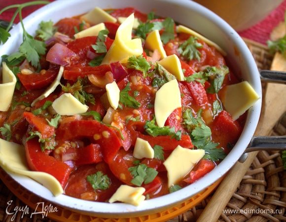 На теплое рагу порвать сыр (или натереть полутвердый).