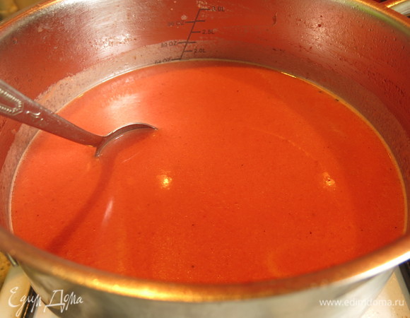 Вводим сметану в борщ, тщательно перемешиваем. Варим еще 1 минуту.