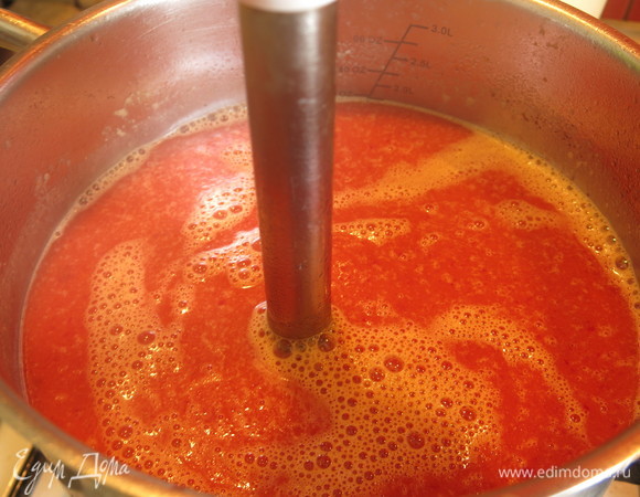 Измельчаем блендером суп до кремообразного состояния. Приправляем солью, перцем.