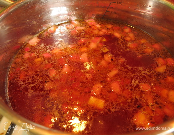 Все овощи кладем в бульон, даем закипеть и готовим еще 10–15 минут.