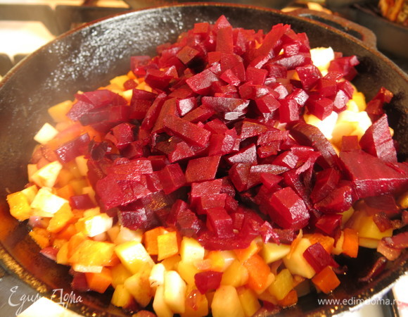 Через 3–4 минуты добавляем яблоки. Вместе с яблоками кладем свеклу, готовим 5 минут. Добавляем томатную пасту и готовим 2 минуты.