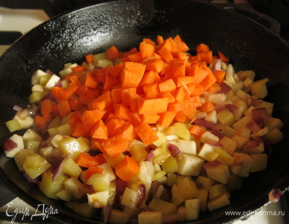 Добавляем морковь.